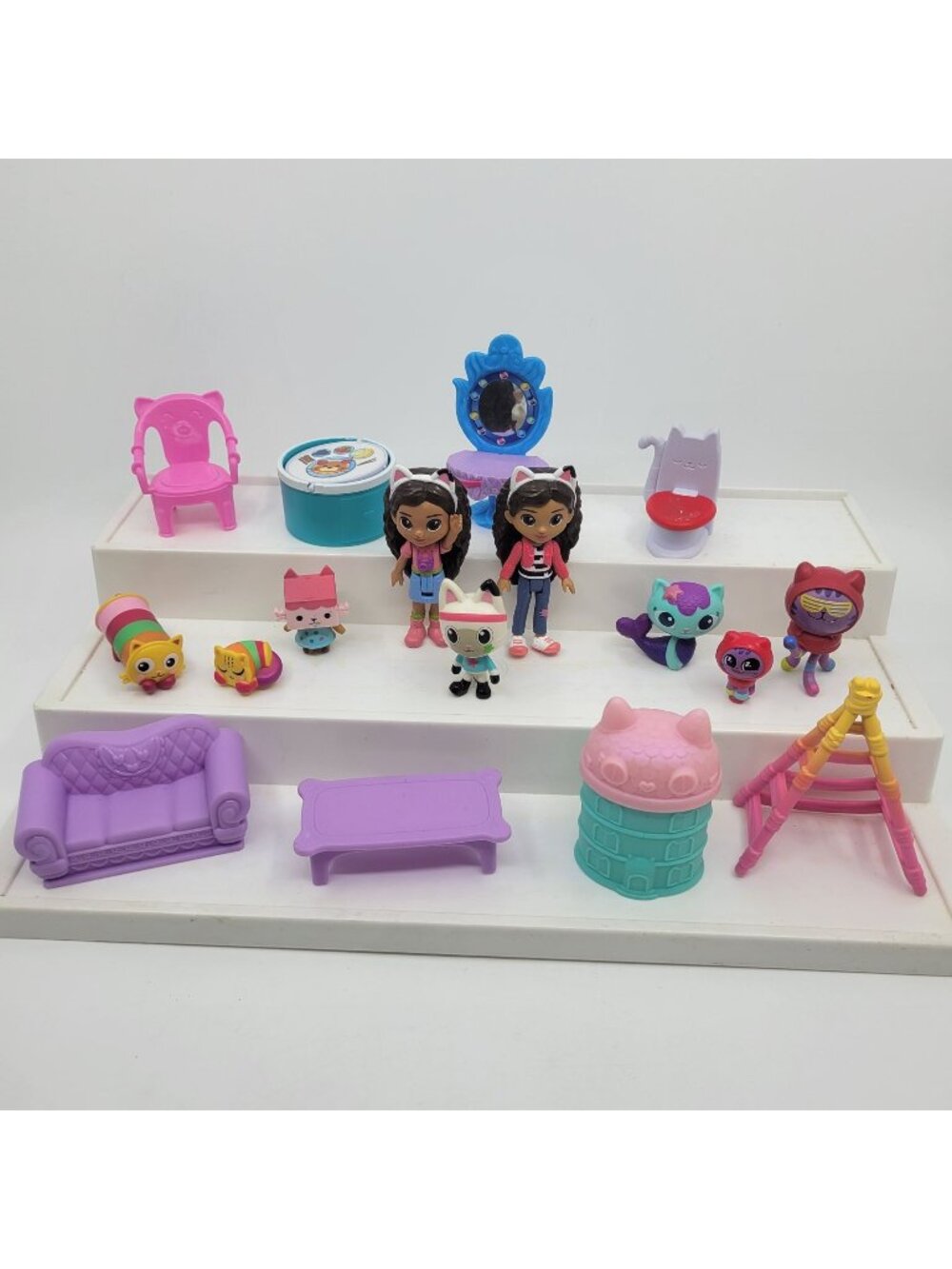 GABBY'S DOLLHOUSE Lot of Figures & Doll House Furniture - 17 Pieces
